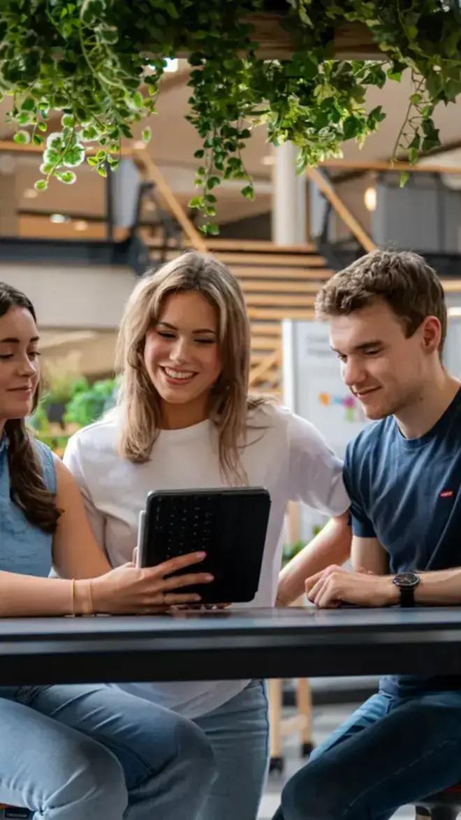 Facility Management - studenten in zitje