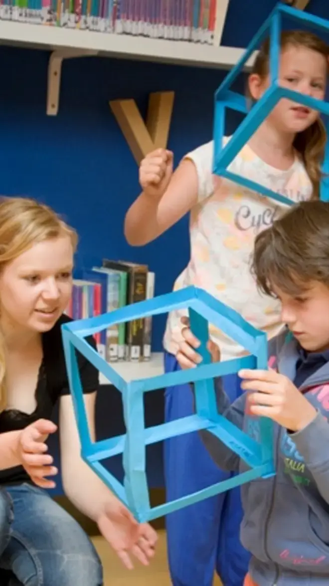 Leraar_basisonderwijs_studente_kinderen_blokken_455x455.jpg