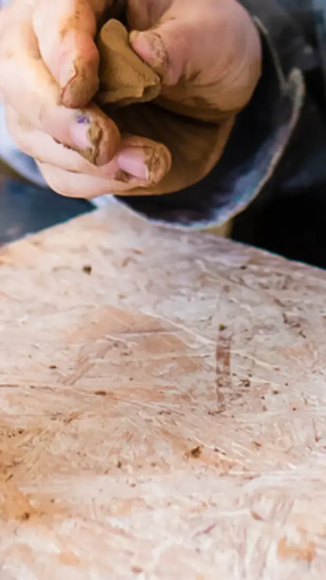 Vaktherapie Beeldend 1400x400 handen met klei werkstuk.jpg