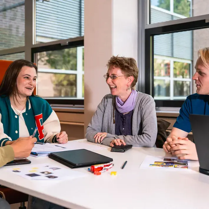 Tafel Laptop Samenwerken Zuyd Hogeschool Heerlen