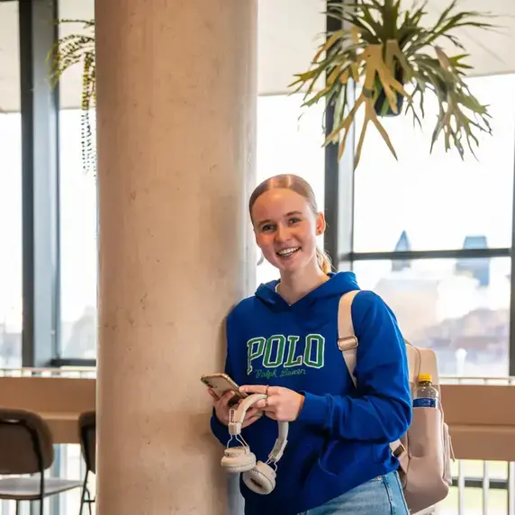 Business Studies - student leunt tegen paal