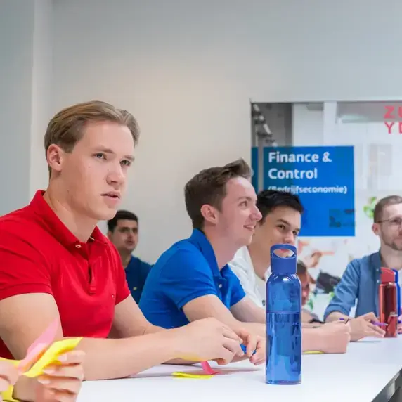 Fiance en Control - student in klas