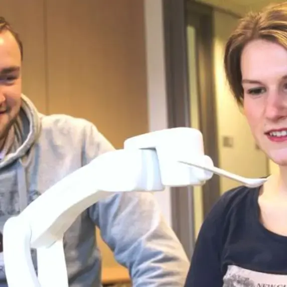 studenten met eetrobot 600x400.jpeg