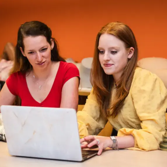 Verloskunde 400x400 studente geel bloesje laptop.jpg