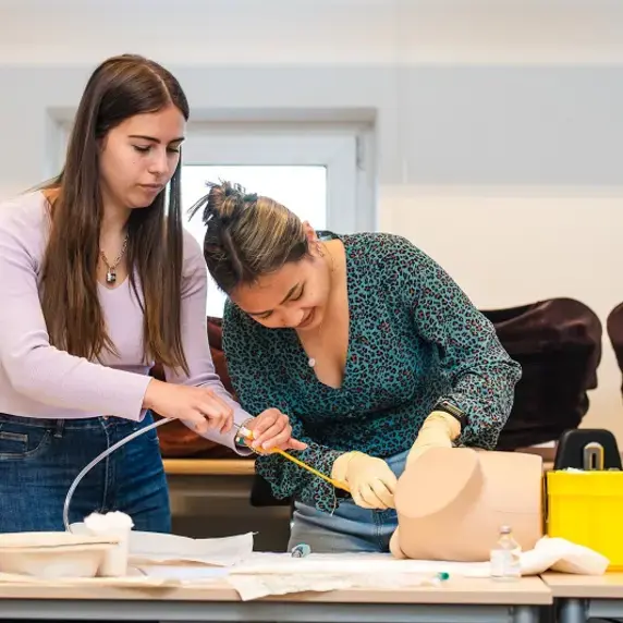 verloskunde studenten oefenen op model.jpg