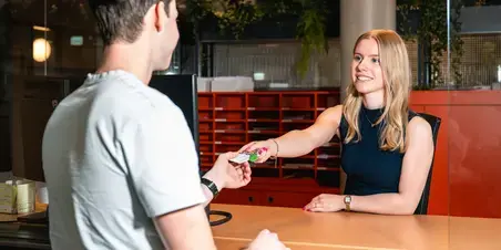 TEM - student aan balie
