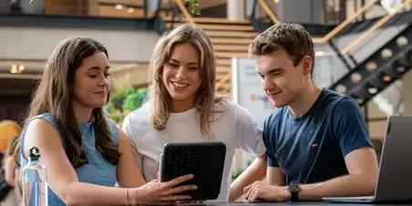 Facility Management - studenten in zitje