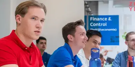 Fiance en Control - student in klas