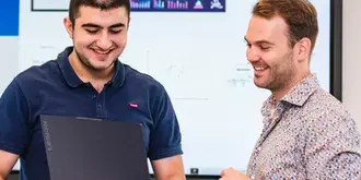 HBO-ICT student en docent voor whiteboard 400x400.jpg