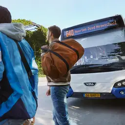 studenten lopen voor bus langs 750x500.jpg